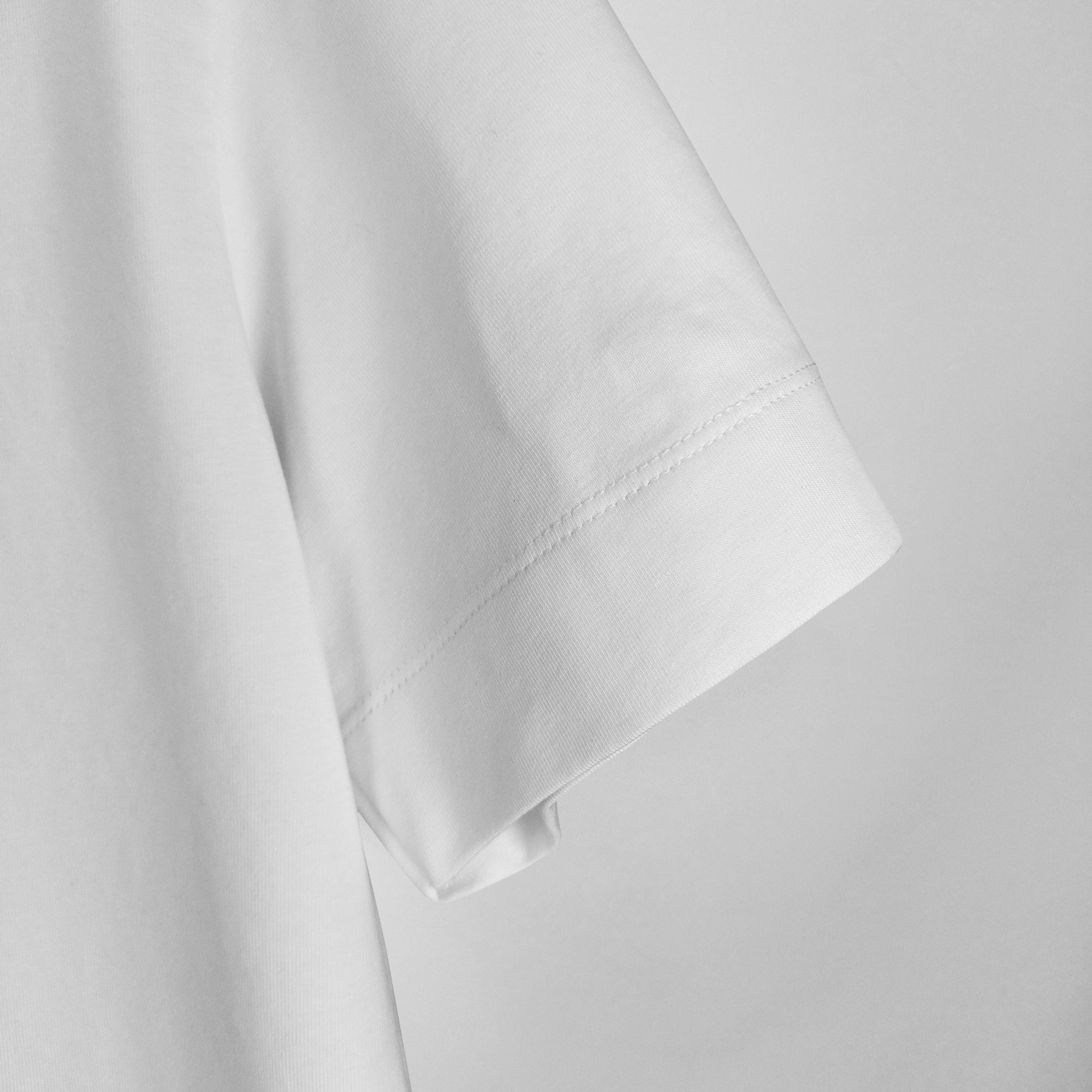 Detalle de ruedos anchos manga corta camiseta siabatto color blanco