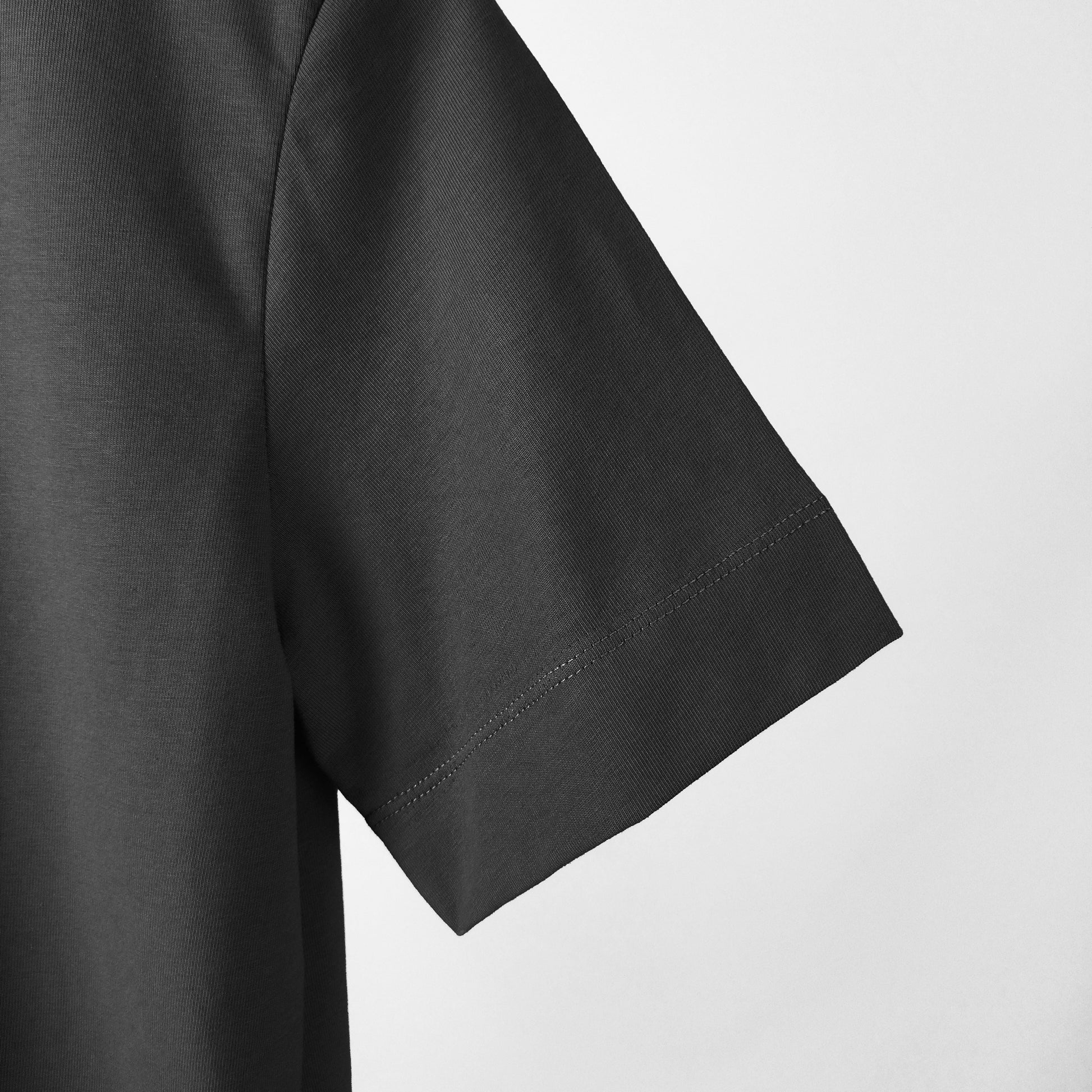 Detalle de ruedos anchos manga corta camiseta siabatto color negro