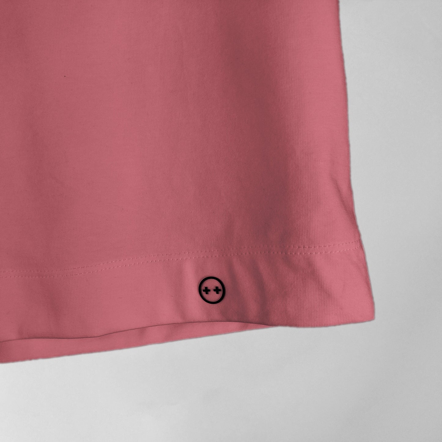 Detalle de ruedos anchos y logo siabatto color salmón (rosa)