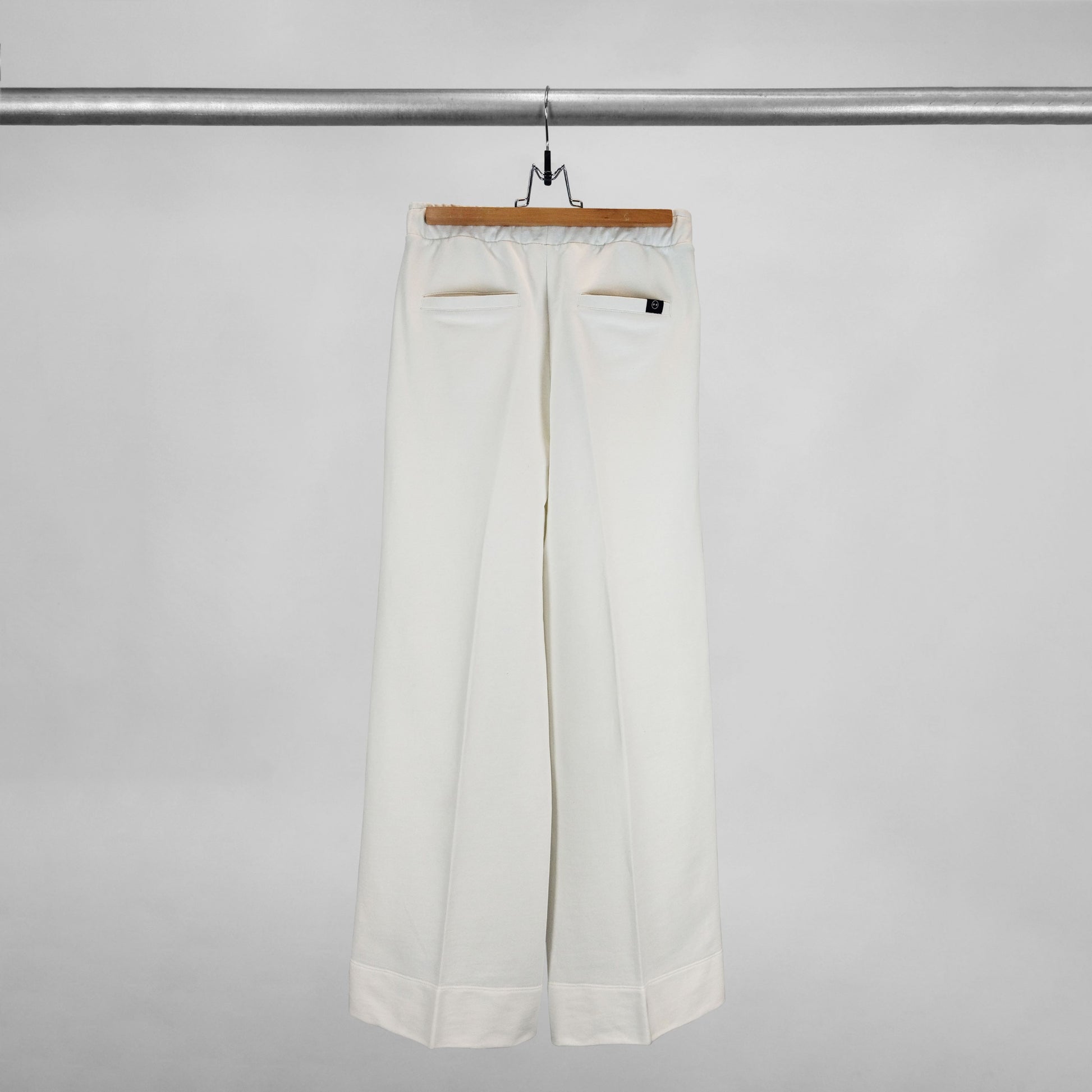 Parte trasera de pantalón bota ancha con bolsillos traseros color blanco