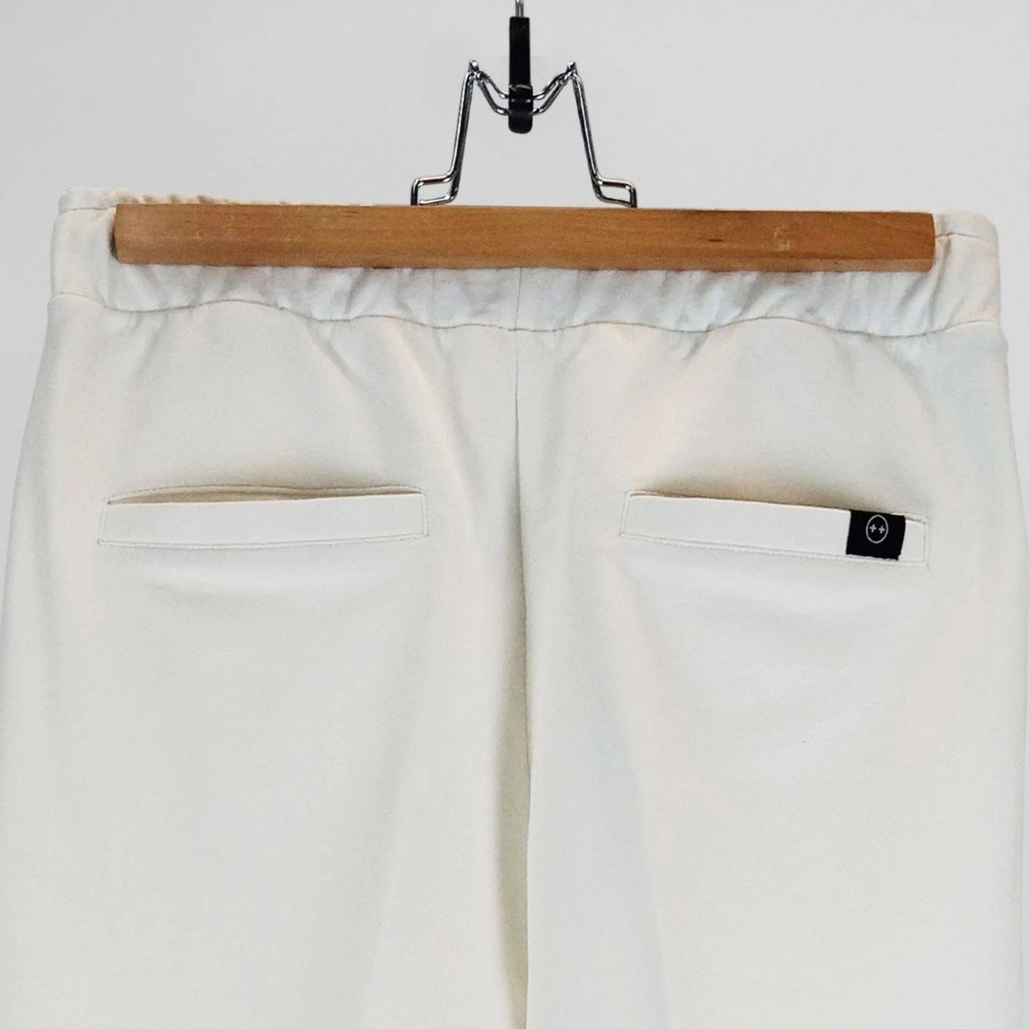 Parte trasera de pantalón bota ancha con bolsillos traseros color blanco