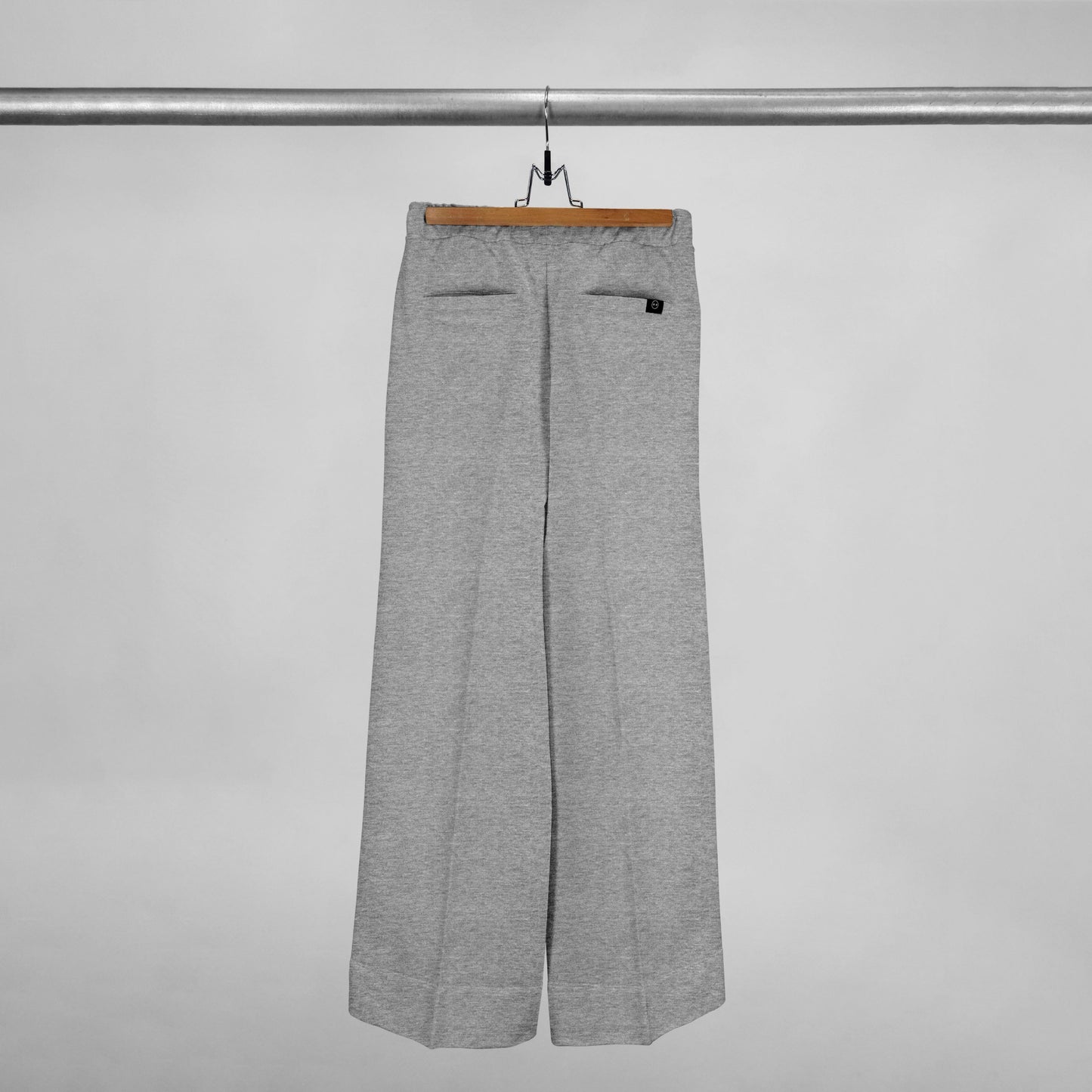 Parte trasera de pantalón bota ancha con bolsillos traseros color gris