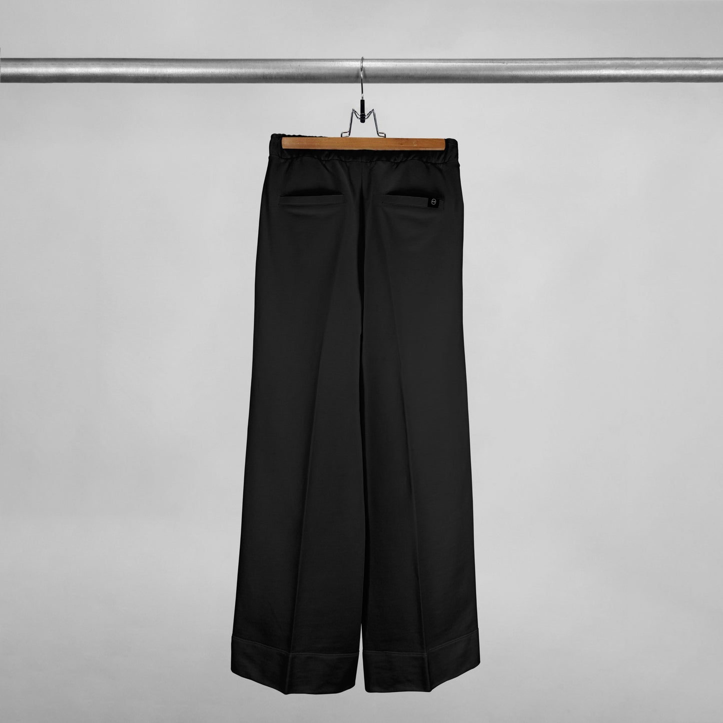 Parte trasera de pantalón bota ancha con bolsillos traseros color negro