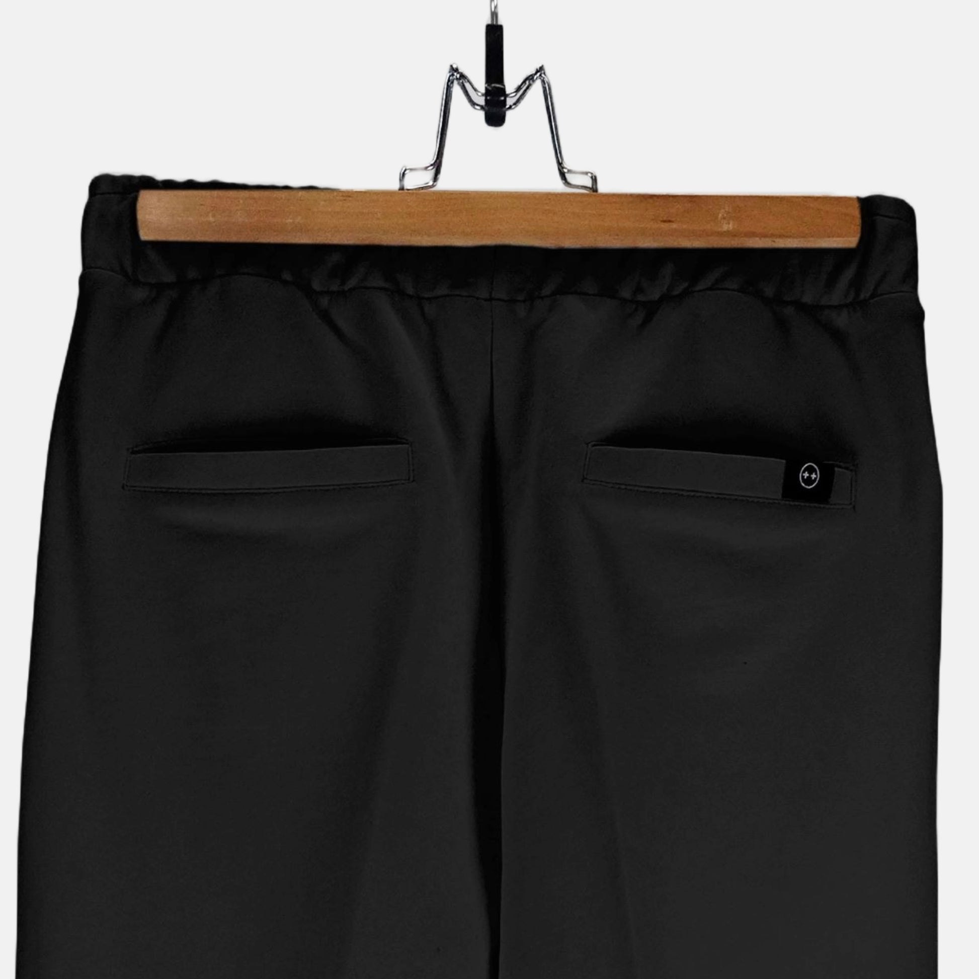 Parte trasera de pantalón bota ancha con bolsillos traseros color negro